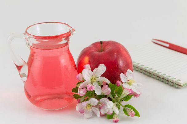 Jablko a jablečný ocet, zdobená květinami - Fotografie, Obrázek