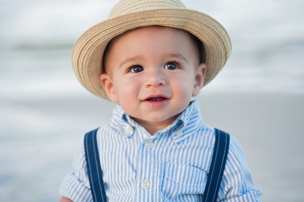 Один-річного хлопчика з Fedora солом'яному капелюсі - Фото, зображення