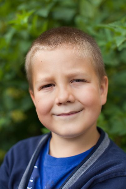 Portrait of a boy in nature - Foto, afbeelding