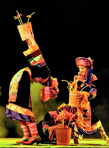 chinese Qiang ethnic dancers - Φωτογραφία, εικόνα