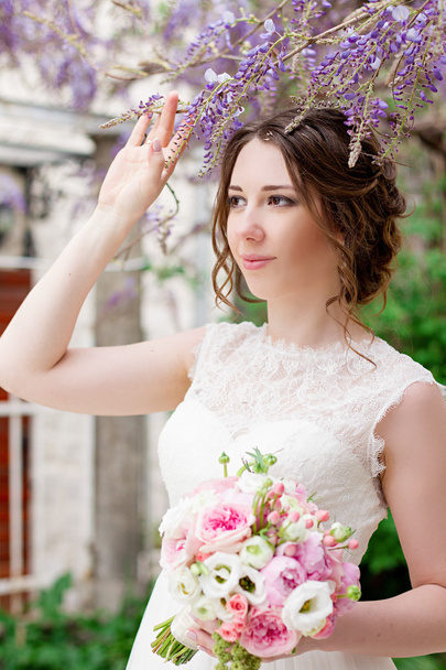 Attractive bride in wedding day - Foto, imagen