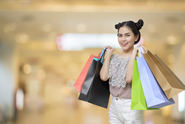 Aantrekkelijke shopper vrouw met shopping tassen - Foto, afbeelding