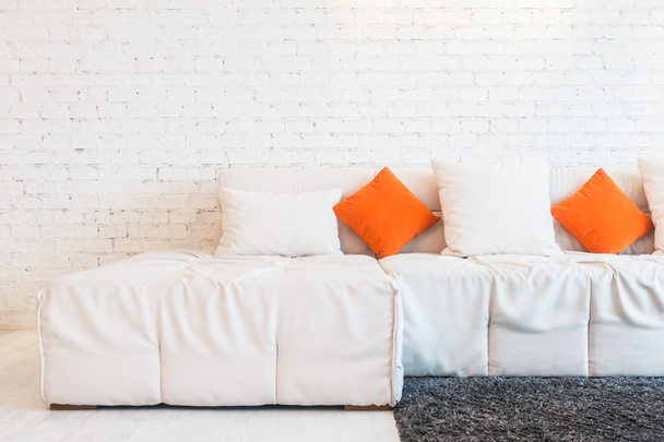 Подушка на белом диване
  - Фото, изображение