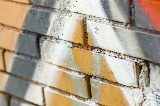 colonnes de fourmis travaillantes et occupées se déplaçant dans des directions opposées sur les rainures d'un mur de briques peint
 - Photo, image