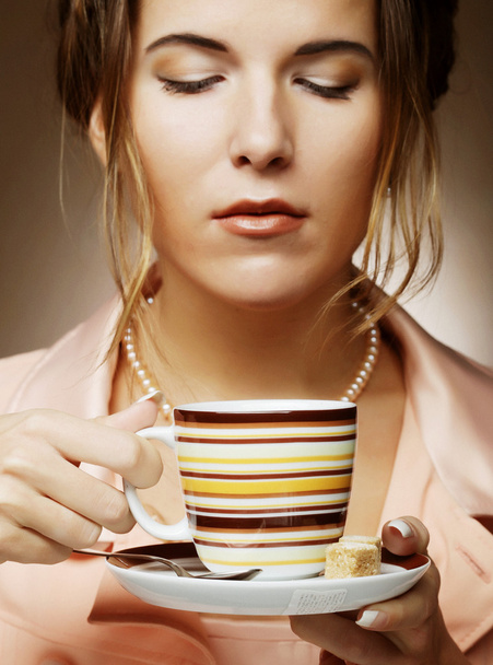 Beautiful woman drinking coffee - Fotó, kép