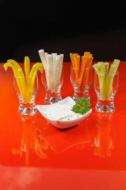 Snacks saludables - palitos de verduras y salsa
 - Foto, imagen