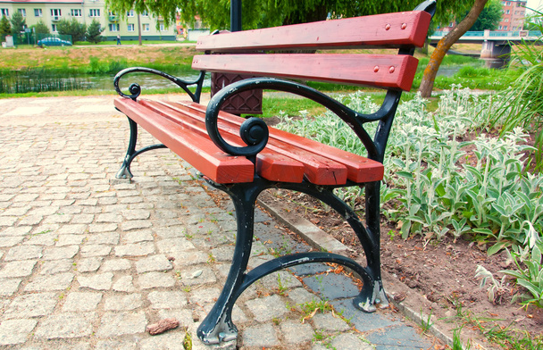 stylowe ławki w parku lato - Zdjęcie, obraz
