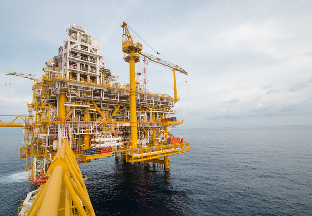 Industria offshore de petróleo y gas de producción de oleoducto. - Foto, imagen