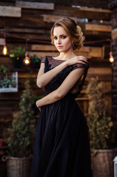 portret piękny elegancki młoda kobieta w przepiękny strój wieczorowy - Zdjęcie, obraz