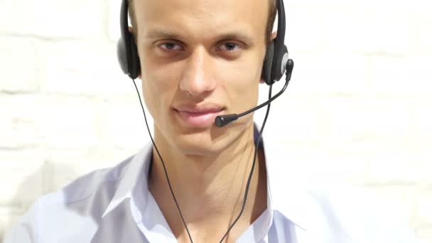 Representante de atendimento ao cliente vestindo um fone de ouvido no escritório, call center
 - Filmagem, Vídeo
