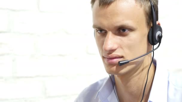 Smiling operador de suporte ao cliente masculino com fone de ouvido
 - Filmagem, Vídeo