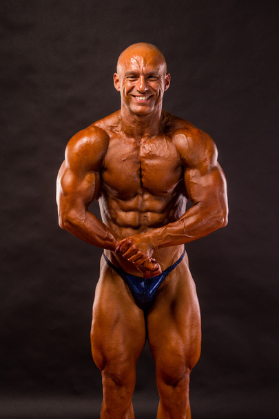 bodybuilder posa su sfondo nero
 - Foto, immagini