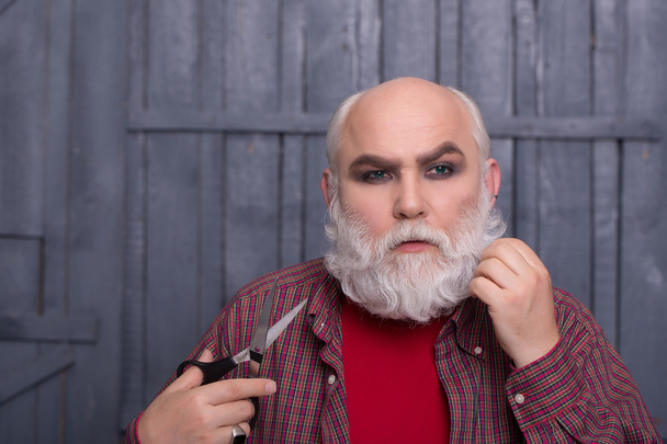 old man cutting beard with scissors - Zdjęcie, obraz