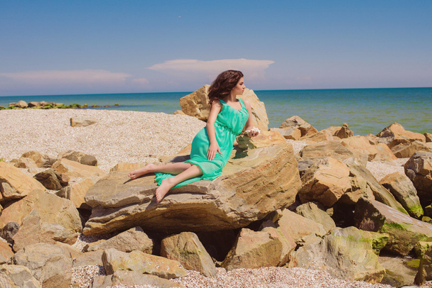 Young girl on summer beach - Foto, Imagen