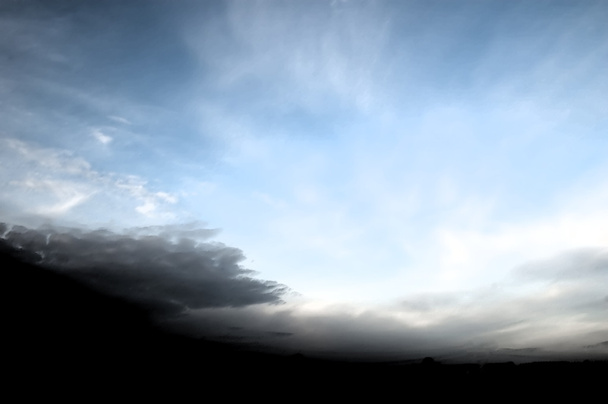 Nuvole sinistre sul cielo blu
 - Foto, immagini