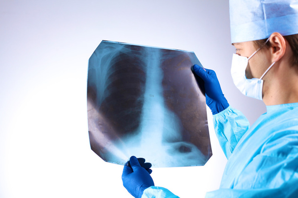 Orvos megvizsgálja a beteg röntgen - Fotó, kép