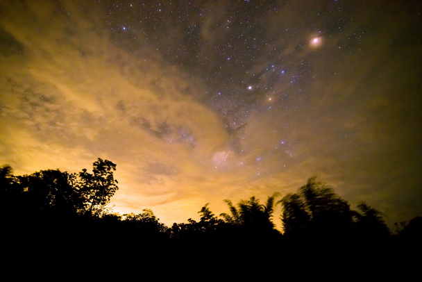 Часть ночного неба со звездами и Млечным Путем
  - Фото, изображение