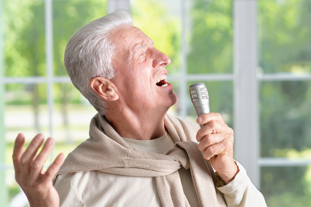 Senior man singing - Foto, afbeelding