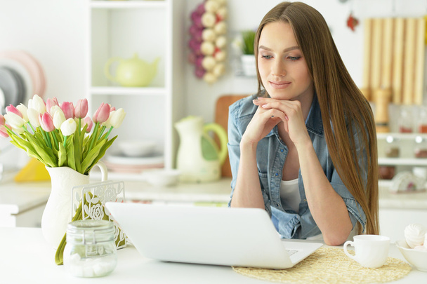 young woman using laptop - Foto, imagen
