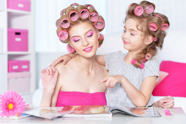  Mother and daughter in hair curlers - Foto, afbeelding