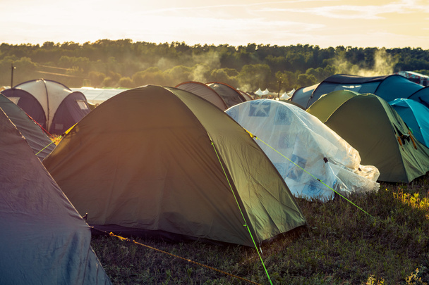 Nagy nyári sátor tábor - Fotó, kép