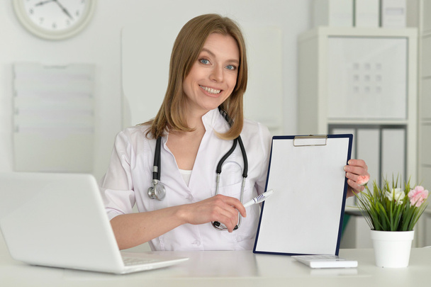 Female doctor with laptop - Фото, зображення
