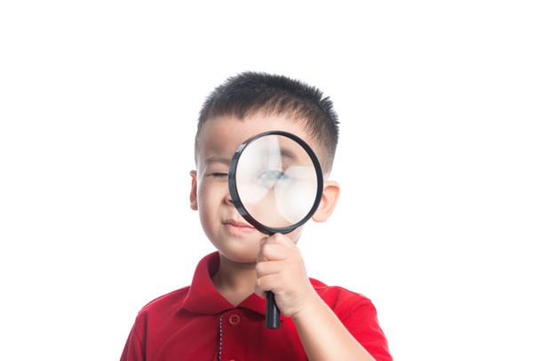 asian child looking through magnifying loupe - Φωτογραφία, εικόνα