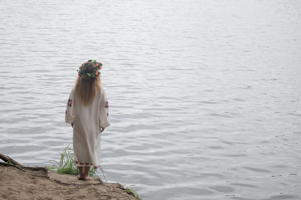 jeune belle fille dans la robe traditionnelle biélorusse avec une couronne
 - Photo, image