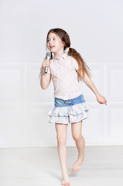 aranyos, éneklő kislány - Fotó, kép