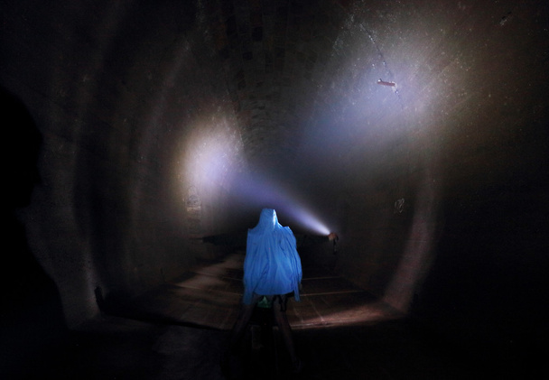 Mann allein im dunklen Tunnel, Grauen - Foto, Bild