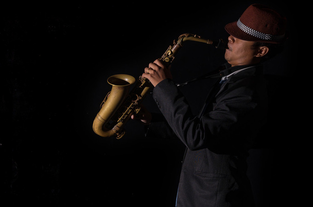 Jovem jogador de saxofone masculino
 - Foto, Imagem