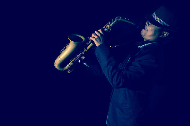 Joven saxofonista masculino
 - Foto, imagen