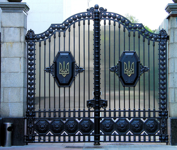 Mooie metalen poorten met embleem van Oekraïne in de buurt van het Oekraïnse Parlement, Kiev. - Foto, afbeelding