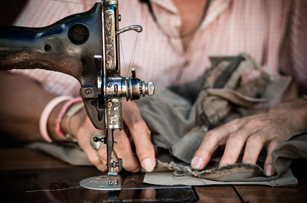 máquina de coser vintage y hombre viejo
  - Foto, Imagen