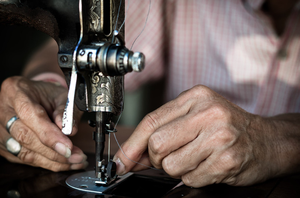 Máquina de coser vintage y manos masculinas
 - Foto, imagen