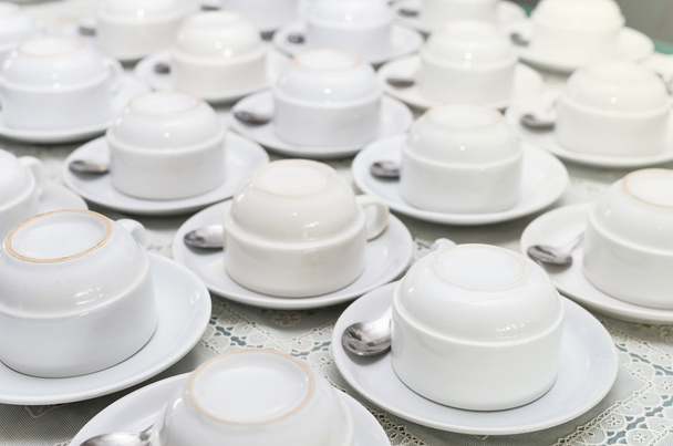 Білі чашки кави з тарілками
  - Фото, зображення