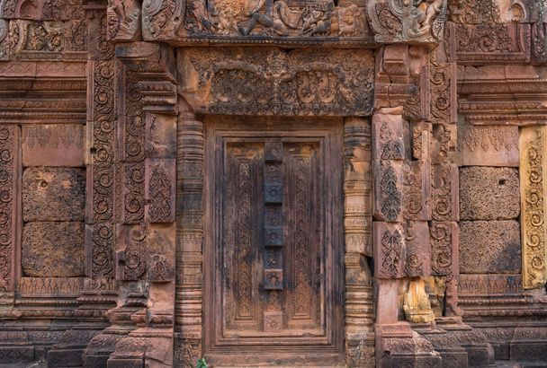 Fantastique porte du château de Banteay Srei
 - Photo, image