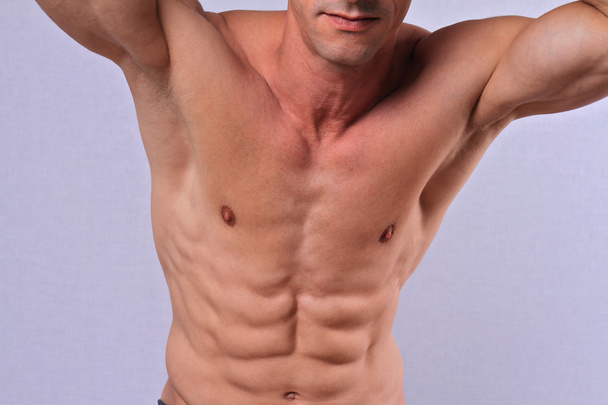 Depilación corporal para hombre. Atractivo cuerpo masculino, torso muscular, pecho y axila depilación de cerca
. - Foto, imagen