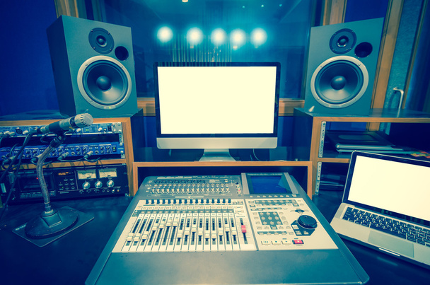 Studio musicale con monitor e altoparlanti
 - Foto, immagini