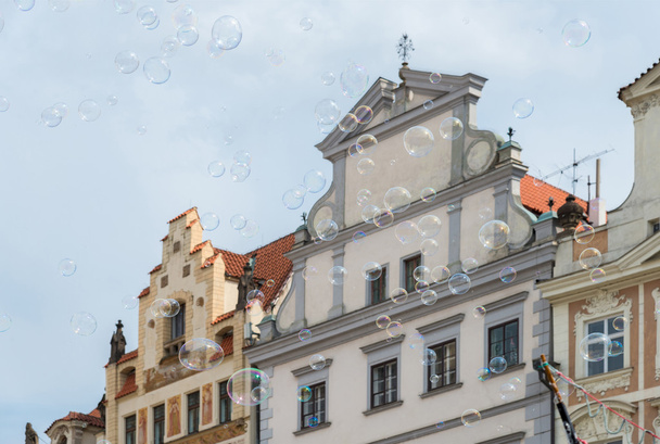мыльные пузыри на фоне старых домов в Праге
 - Фото, изображение