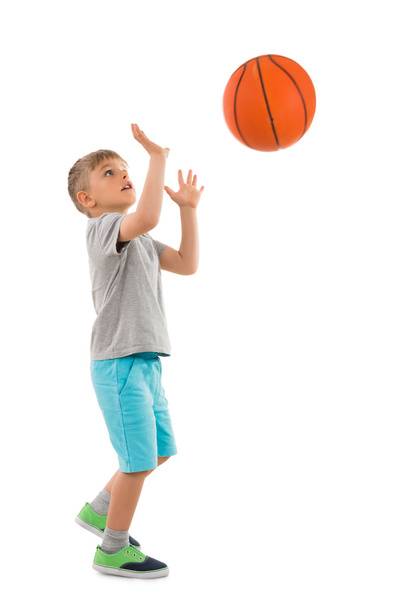 Boy Throwing Basketball - Foto, immagini