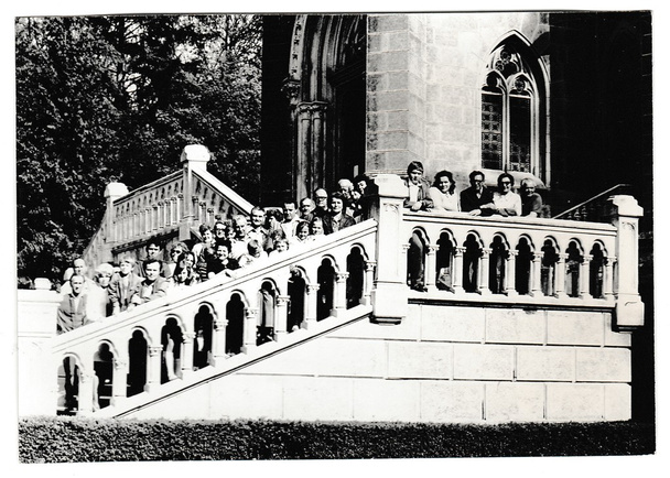 Foto retro muestra turistas fuera. Los turistas están detrás de la balada del castillo. Vintage fotografía en blanco y negro
. - Foto, imagen