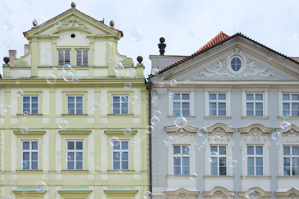 soap bubbles on the background of old houses in Prague - Fotoğraf, Görsel
