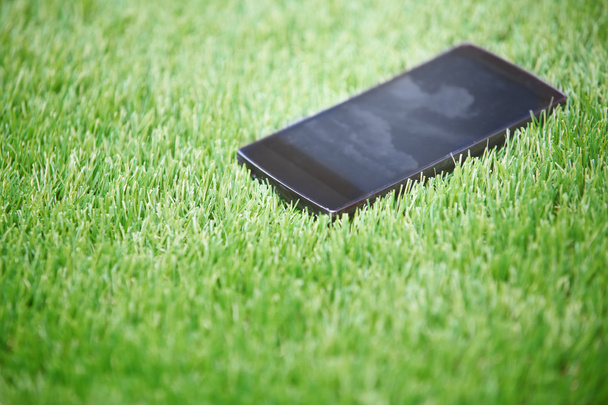 Смартфон в траве
 - Фото, изображение