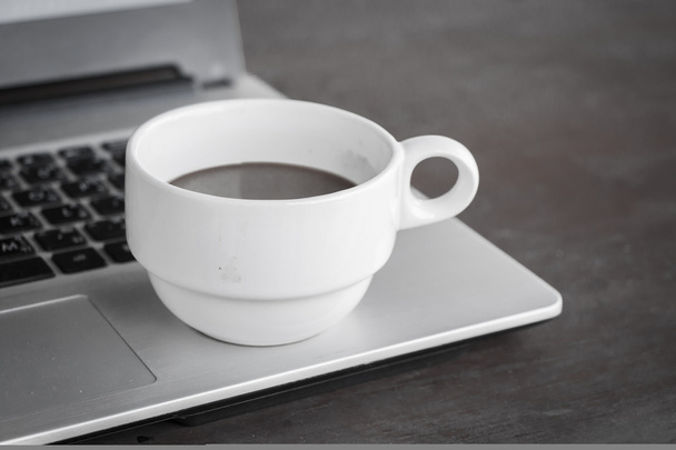 кофе чашку положить на ноутбук
 - Фото, изображение