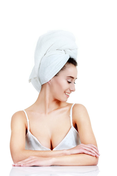 Pielęgnacja ciała. Piękna młoda kobieta stwarzających w biały ręcznik. Spa, hea - Zdjęcie, obraz