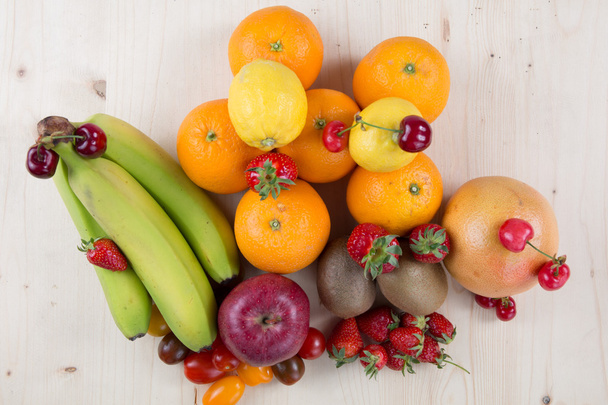 tuoreet hedelmät ja marjat eristetty valkoinen - Valokuva, kuva