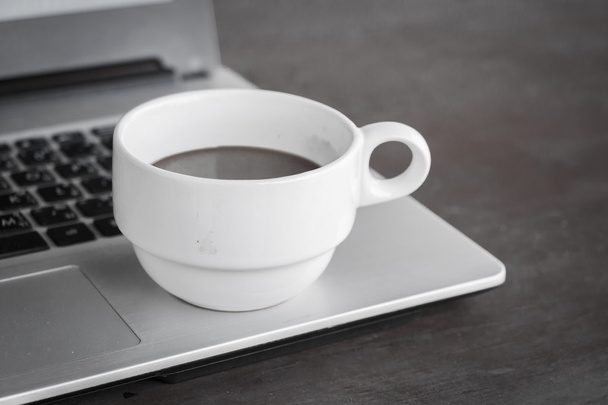 coffee cup put on laptop - Фото, изображение