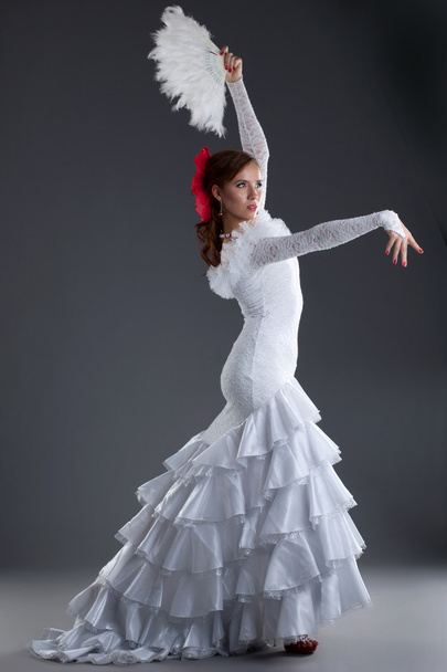 Jovem mulher de vestido branco realizando flamenco
 - Foto, Imagem