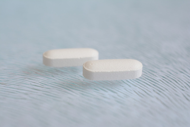 Dois comprimidos brancos
 - Foto, Imagem